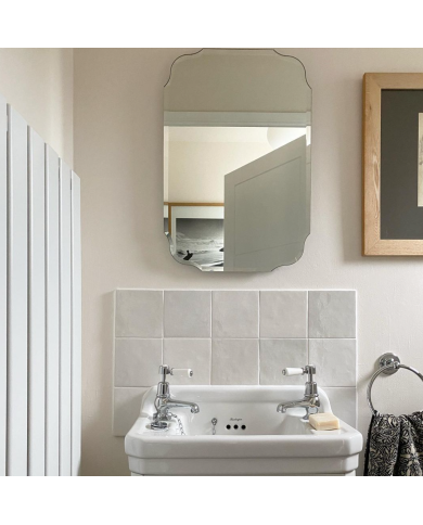 Robinet vintage Claremont Burlington en chrome avec poignées en porcelaine blanche sur lavabo rétro.