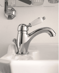 Mitigeur lavabo monotrou Sbordoni en chrome, manche en porcelaine blanche, design rétro